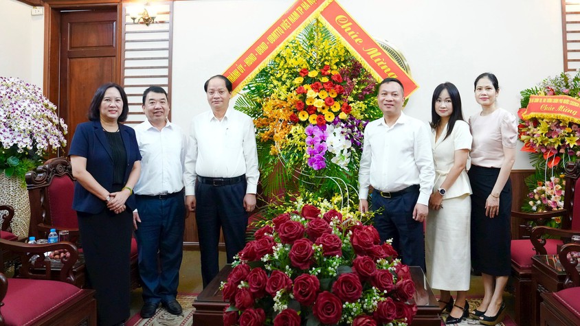 Trưởng ban Tuyên giáo và Dân vận Thành ủy Hà Nội thăm, chúc mừng các cơ quan báo chí
