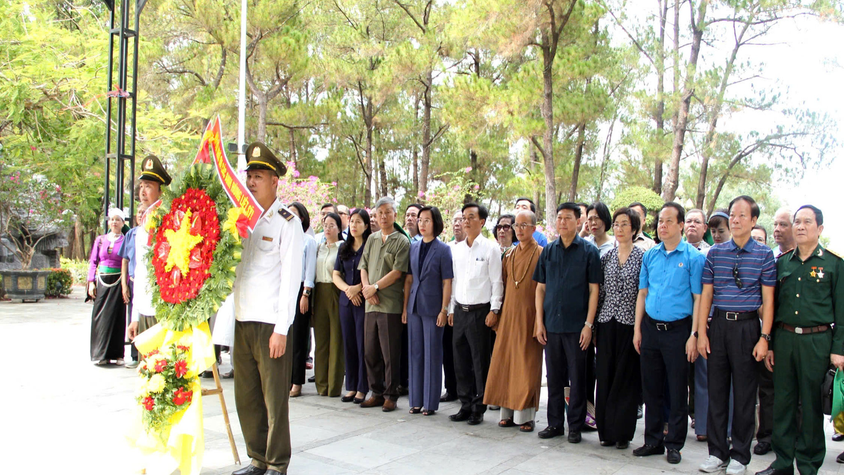 Đoàn đại biểu nhân sĩ, trí thức, tôn giáo tiêu biểu, dân tộc thiểu số Thủ đô tri ân các Anh hùng Liệt sĩ tại Quảng Trị